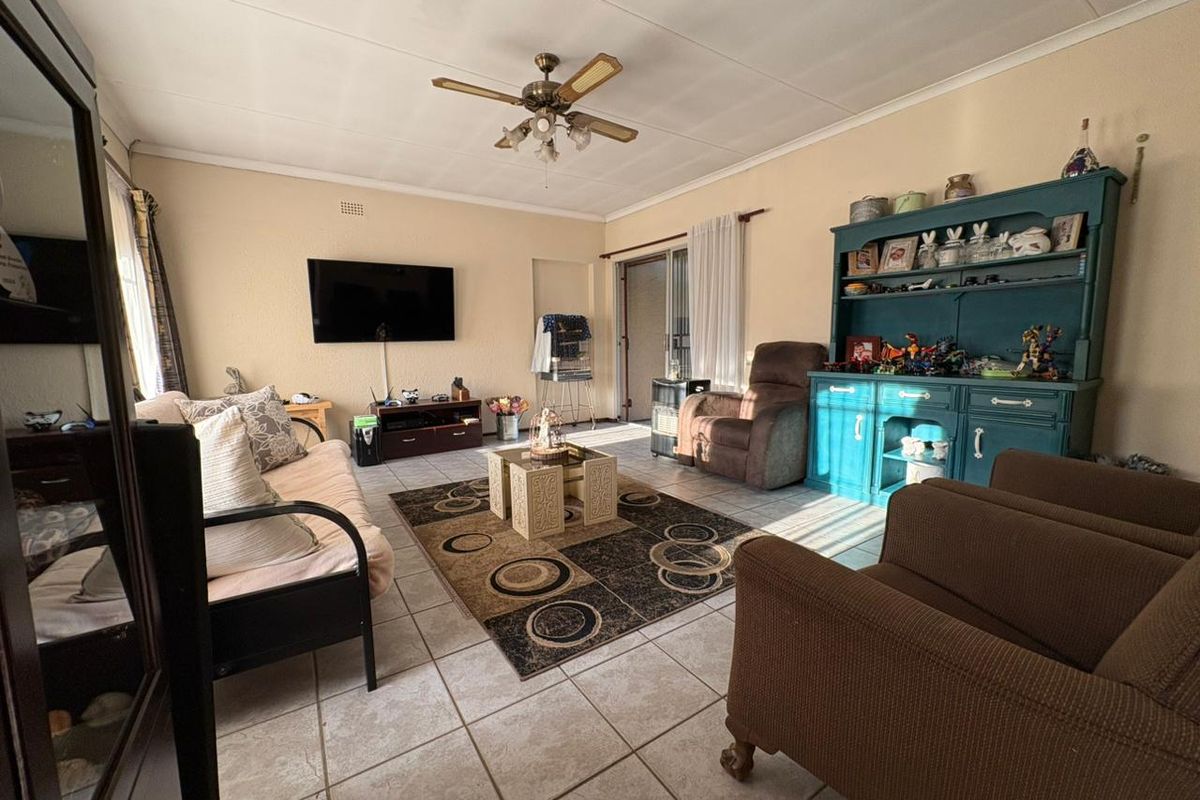 4 Bedroom Family Home with Large Flatlet in Secure Enclosed Area - Photo 2