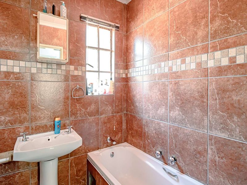 3 Bed 1 Bath House in a secure complex - Photo 9