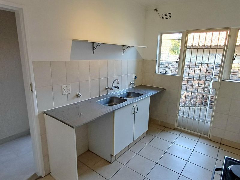 Freshly Renovated Townhouse with a Private Garden in a Peaceful Complex - Photo 6