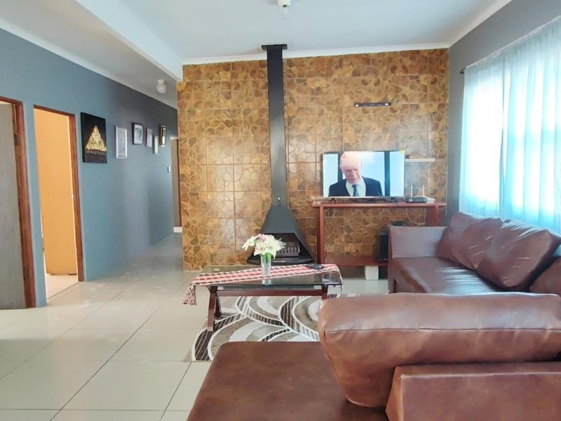 Versatile Coastal Living: Three-Bedroom Home with Income-Generating Flats - Photo 8