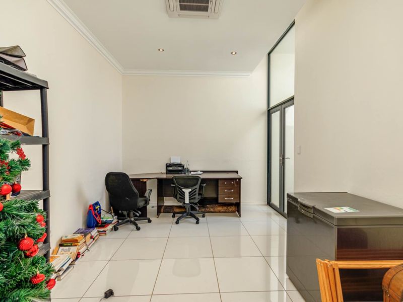 Ultra Morden enormous house available for sale - Photo 5