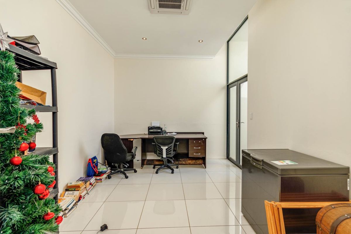 Ultra Morden enormous house available for sale - Photo 5