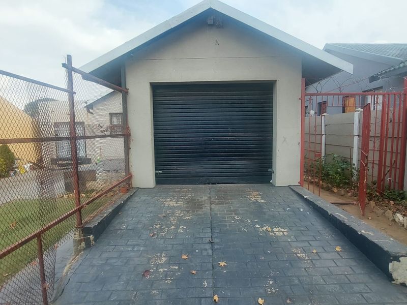 Dual Living Space: Main Home Plus Private Flatlet Included. - Photo 4