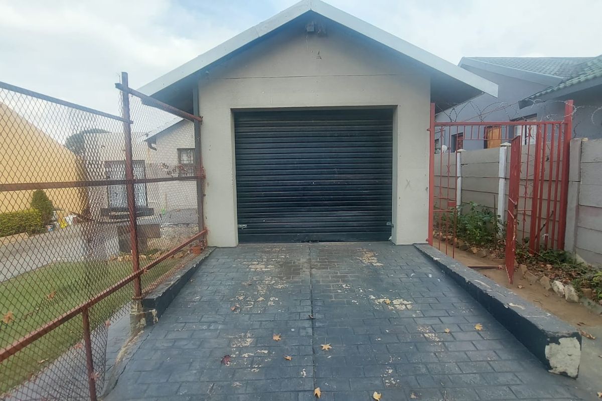 Dual Living Space: Main Home Plus Private Flatlet Included. - Photo 4