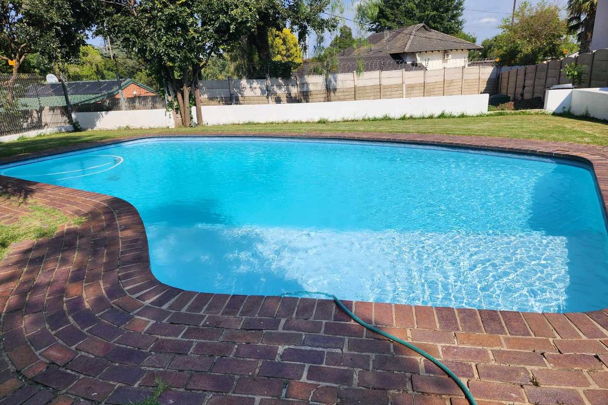 SPACIOUS 3 BED APARTMRNT IN QUIET COMPLEX IN BTAMLEY PARK - Photo 2