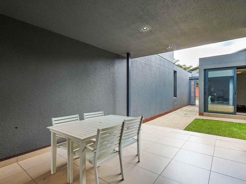 Contemporary Comfort in Waterkloof Ridge - Photo 8