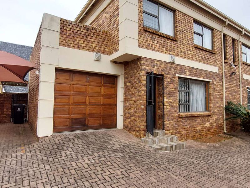 Double-Storey, Pet Friendly Unit with Private Garden and Modern Amenities - Photo 2