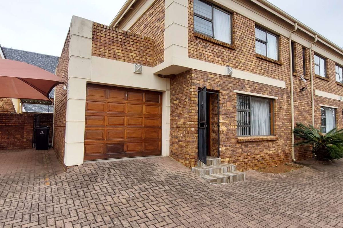 Double-Storey, Pet Friendly Unit with Private Garden and Modern Amenities - Photo 2