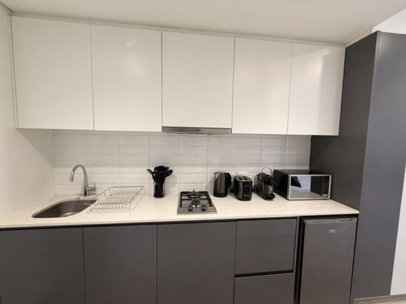 Furnished STUDIO apartment with large balcony, parking & great mountain views - Photo 6
