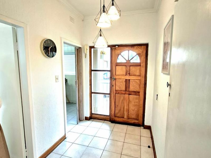 Stunning 4 Bedroom family home in Weltevredenpark - Photo 3