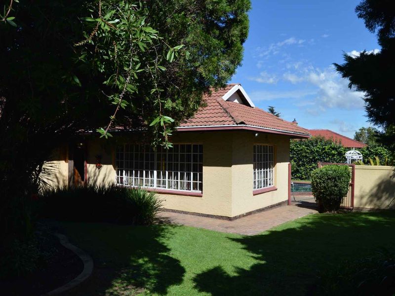 Three Bedroom Family Home with Two Bedroom Flatlet For Sale in Brackendowns - Photo 3