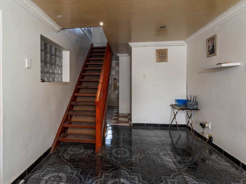 Spacious 4 Bedroom Family Home with Two Income-Generating Flatlets | Silvertown SOLE AND EXCLUSIVE MANDATE - Photo 3
