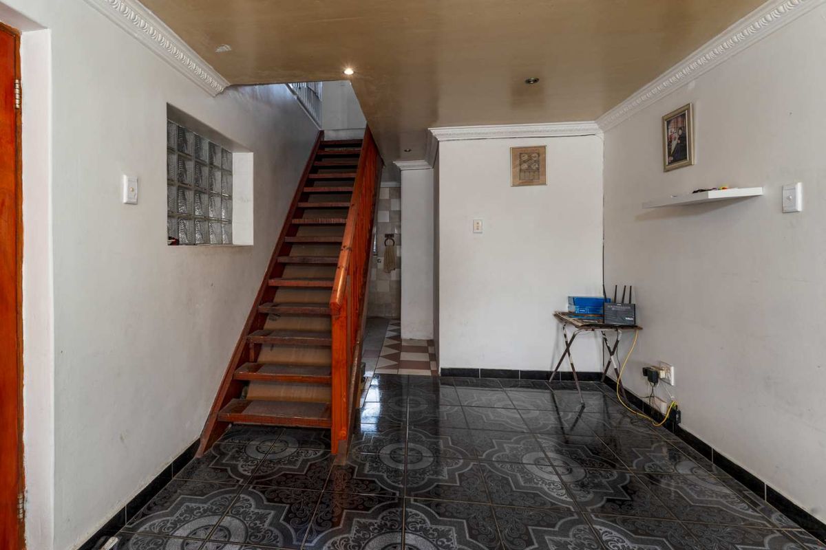 Spacious 4 Bedroom Family Home with Two Income-Generating Flatlets | Silvertown SOLE AND EXCLUSIVE MANDATE - Photo 3