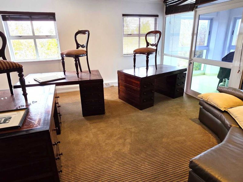 Spacious First Floor Office with Private Balcony - Photo 5