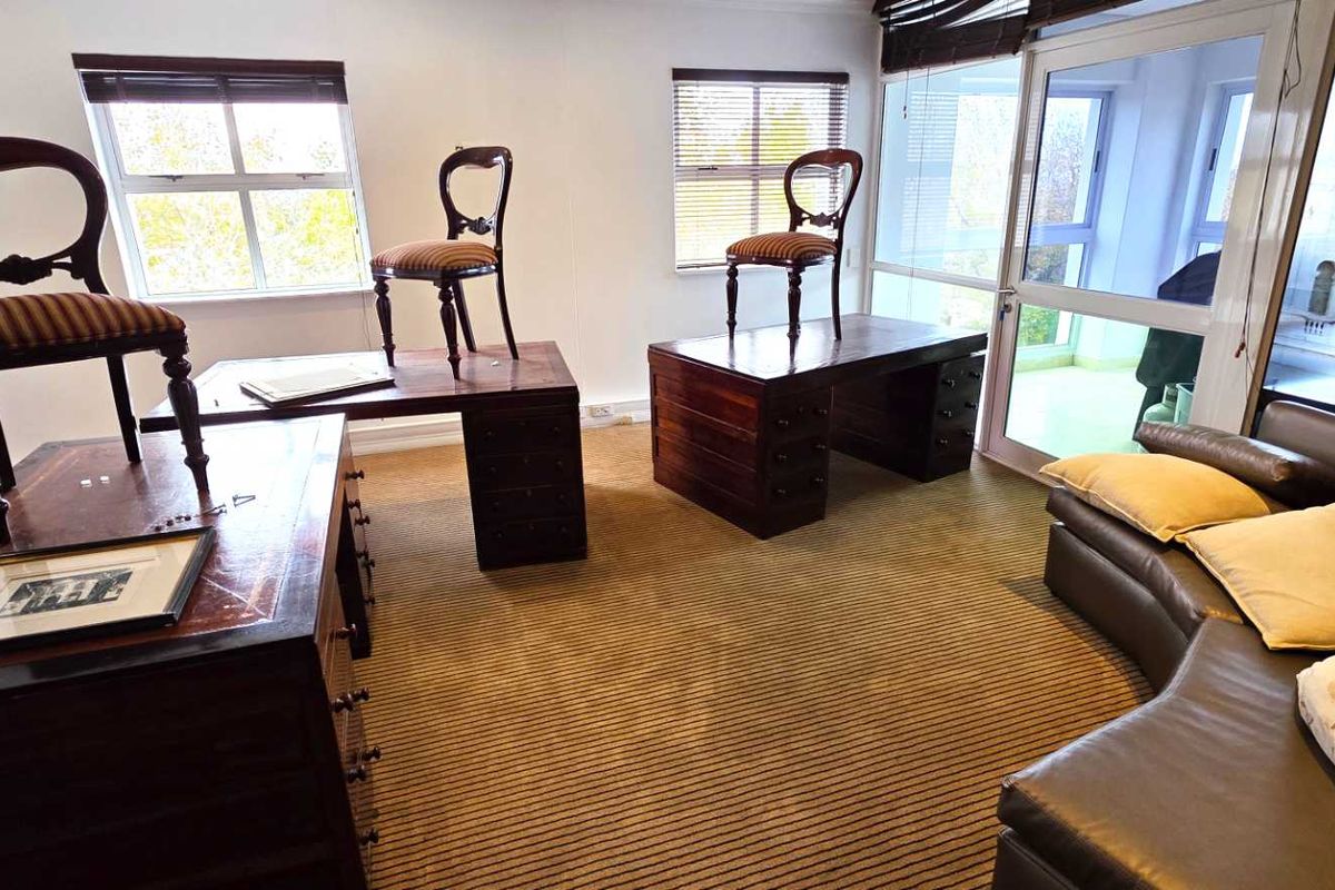 Spacious First Floor Office with Private Balcony - Photo 5