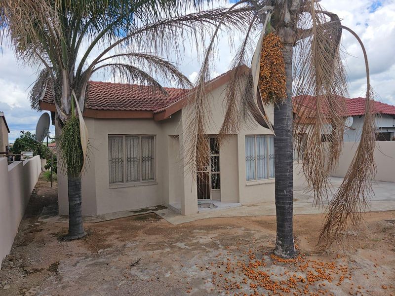 Neat 3-Bedroom Home with Outside Room & Garage – Seshego Zone 5 - Photo 4