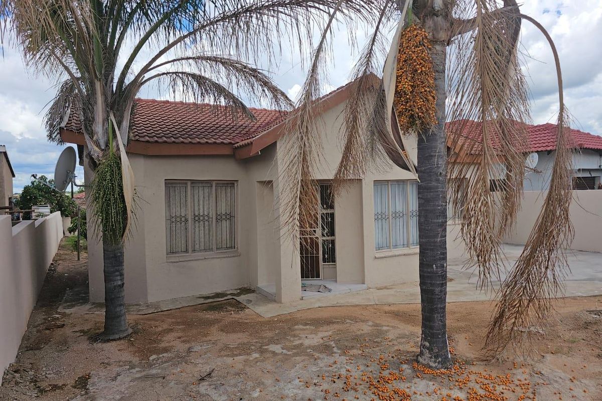 Neat 3-Bedroom Home with Outside Room & Garage – Seshego Zone 5 - Photo 4