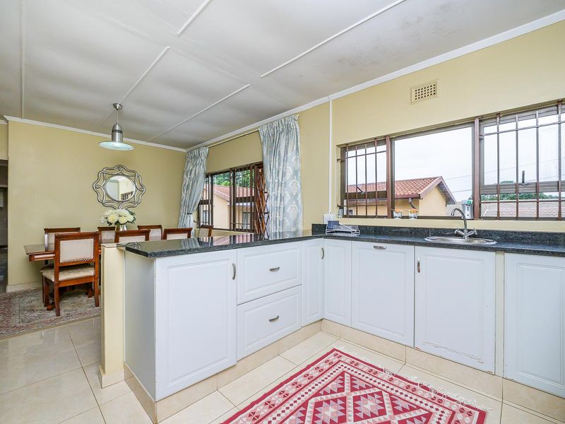 HENDRA - MUCH LOVED FAMILY HOME ON DEAD FLAT LAND WITH 2 BEDROOM COTTAGE - Photo 8