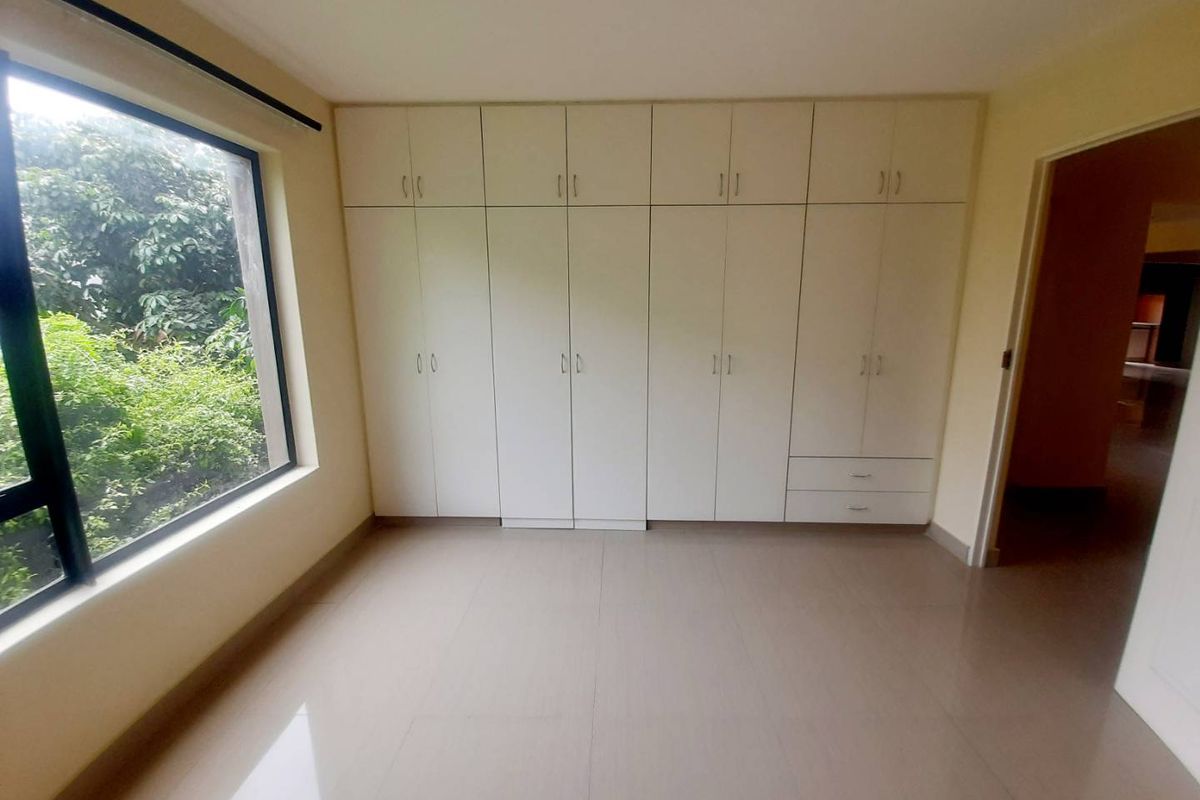 Beautiful Four Bedroom House For Sale in Palm Lakes Estate - Photo 4