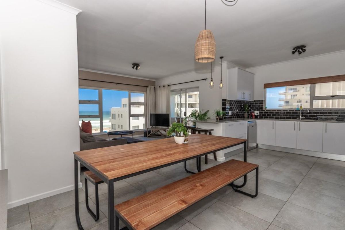 Super Spacious Luxury 3-Bedroom with Sea Views - Photo 4