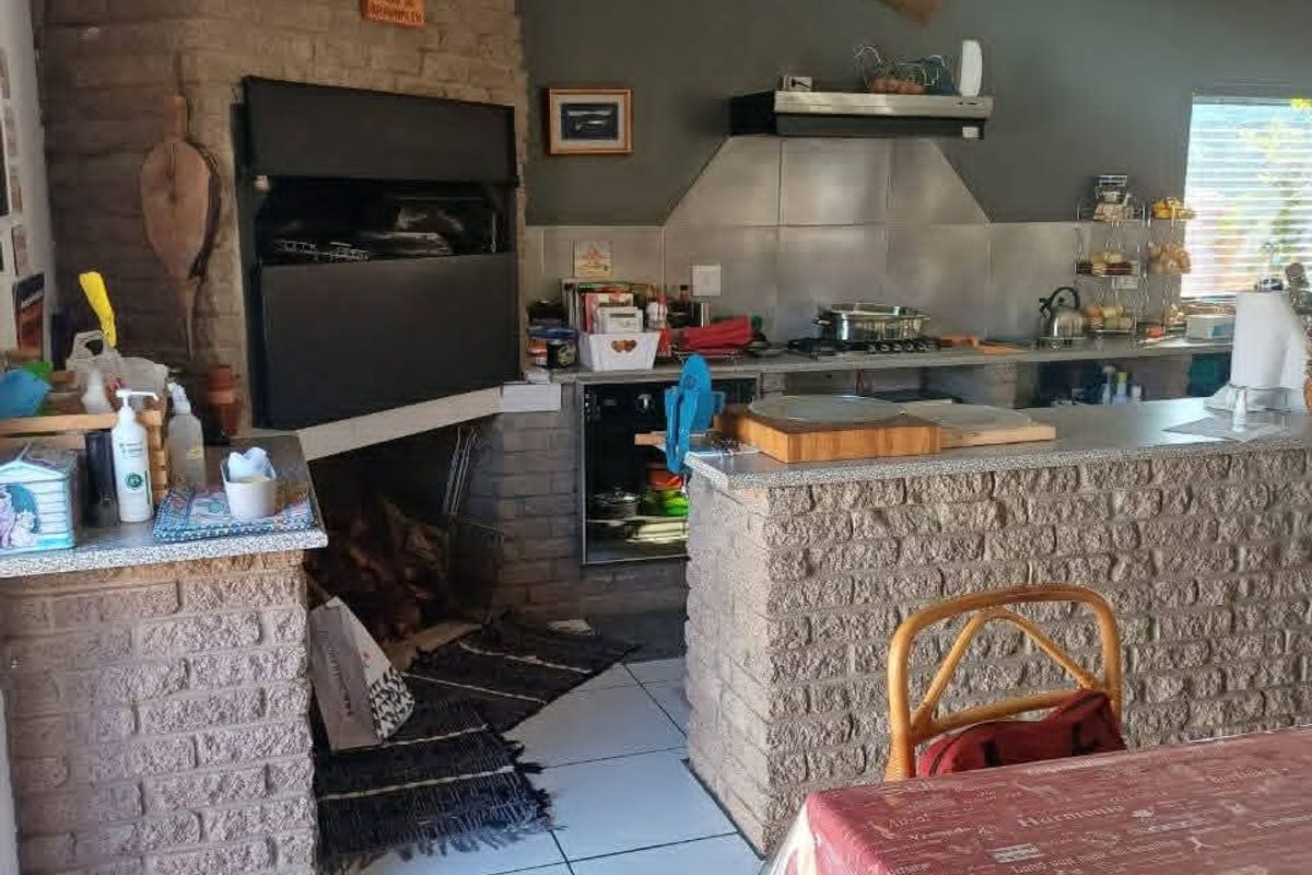 Step into this well-maintained, open and welcoming family home, perfectly positioned in a central and sought-after area of town. - Photo 4