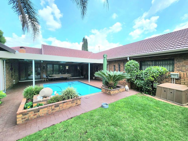 Exclusive Home in Sunward Park - Photo 3