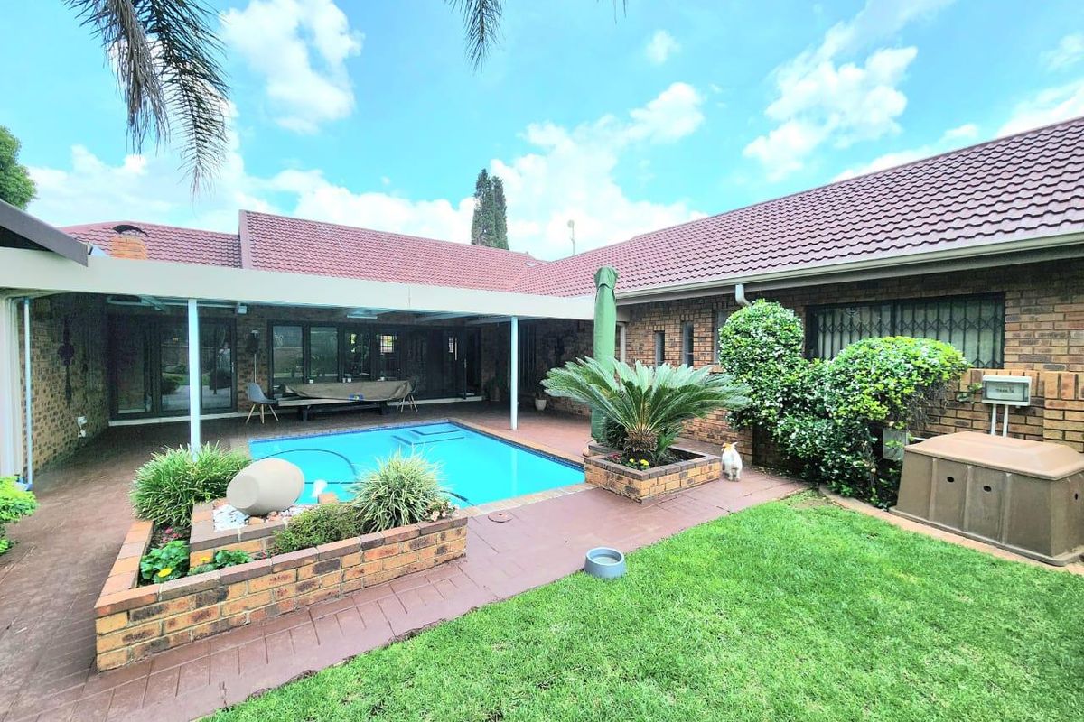 Exclusive Home in Sunward Park - Photo 3