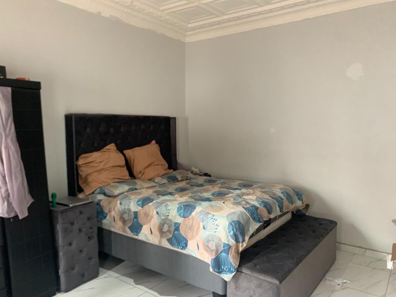 For Sale: Spacious 5-Bedroom House in Quiet Rosettenville Street - Photo 7