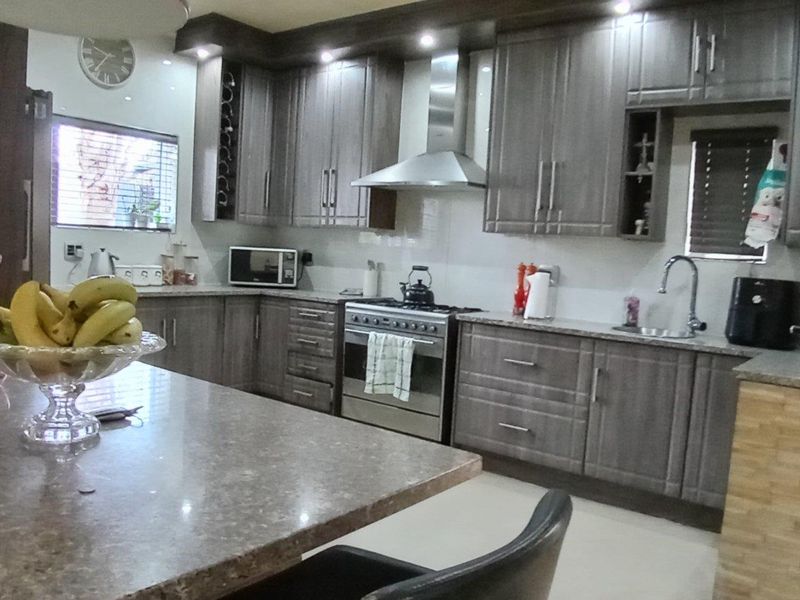 Sophisticated Living with Endless Potential - Photo 6