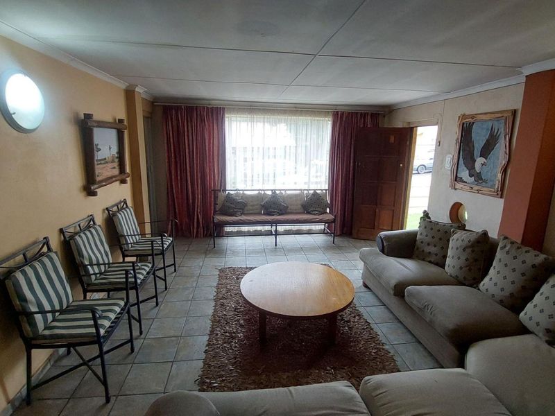 Charming Home with Separate Flatlet & Spacious Backyard - Photo 7