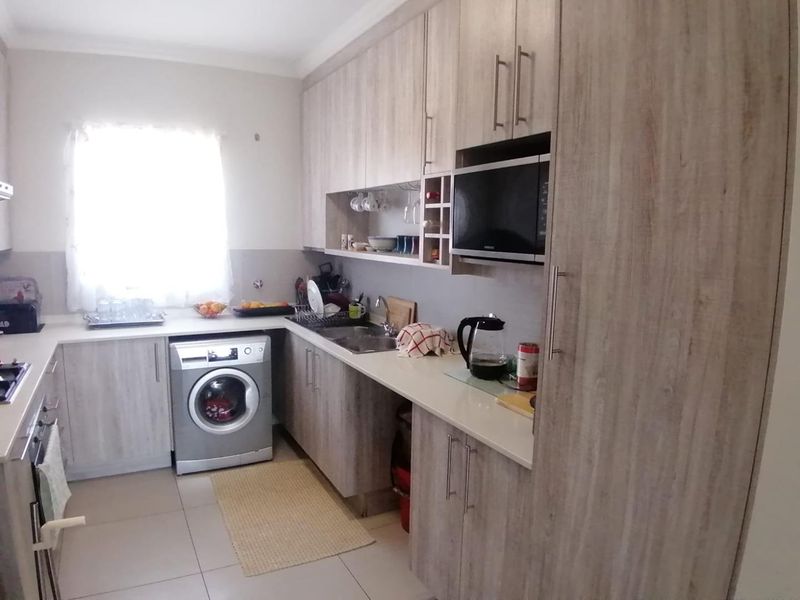 Spacious 2 Bedroom Apartment - Photo 2