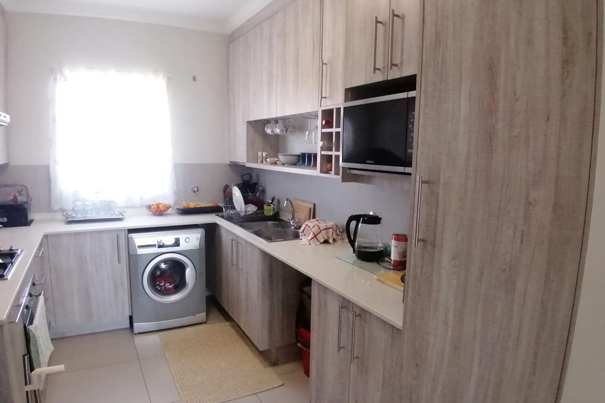 Spacious 2 Bedroom Apartment - Photo 2