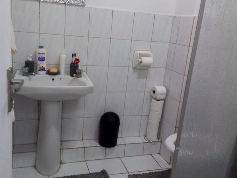 Bachelor flat for sale with harbour views. Ideal investment property that is situated in South Beach. - Photo 9
