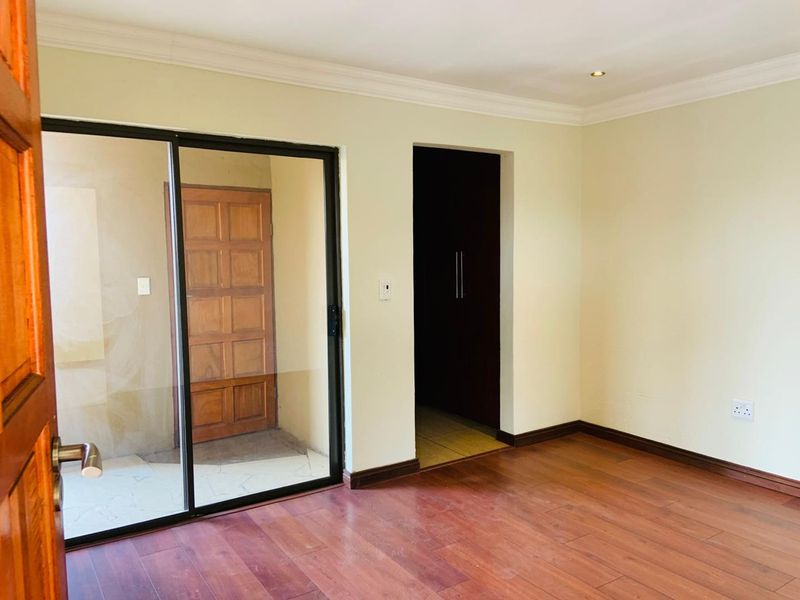Stunning double-story family home situated in Thatchfield Close Estate - Photo 7