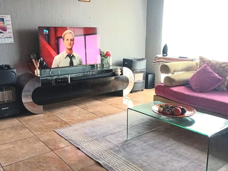 This property is perfectly suited for a small family or savvy investor looking for excellent value and convenience. - Photo 7