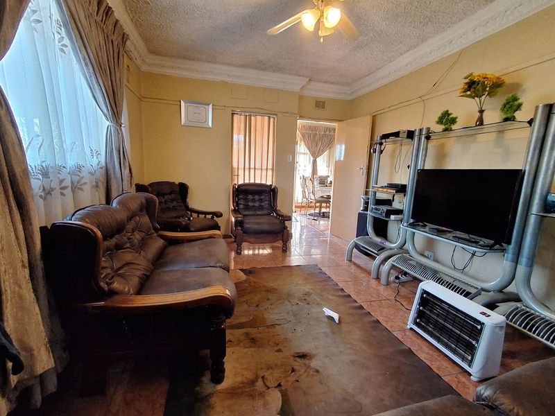 3-Bedroom Home with Garage, Storeroom, Carport & Spacious Backyard - Photo 6