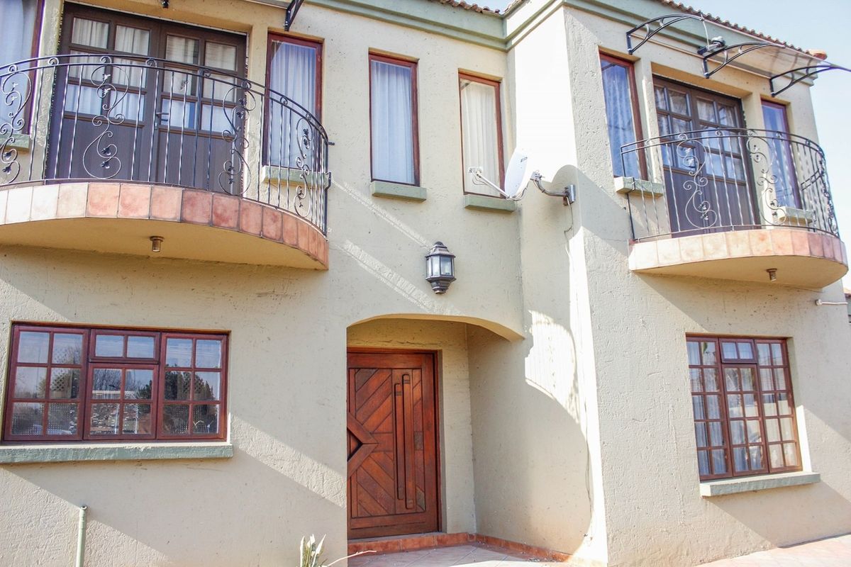 Unlock the Potential: Transform This Spacious Mineralia Gem into Your Dream Home! - Photo 2