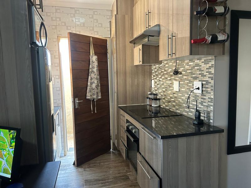 Clayville Ext 76-R950 000 Family Home - Photo 3