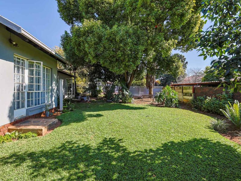 Beautiful 3-Bedroom Family Home with Fantastic Entertainment Areas in Meyerspark - Photo 2