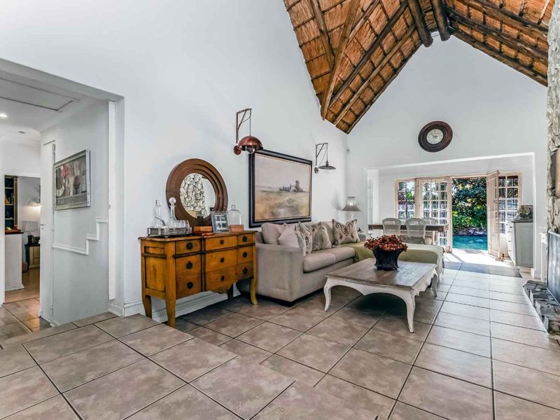 A FABULOUS FEELING FAMILY HOME, SITUATED IN A PRIME LOCATION IN THE QUiET PART OF DOUGLASDALE - Photo 2