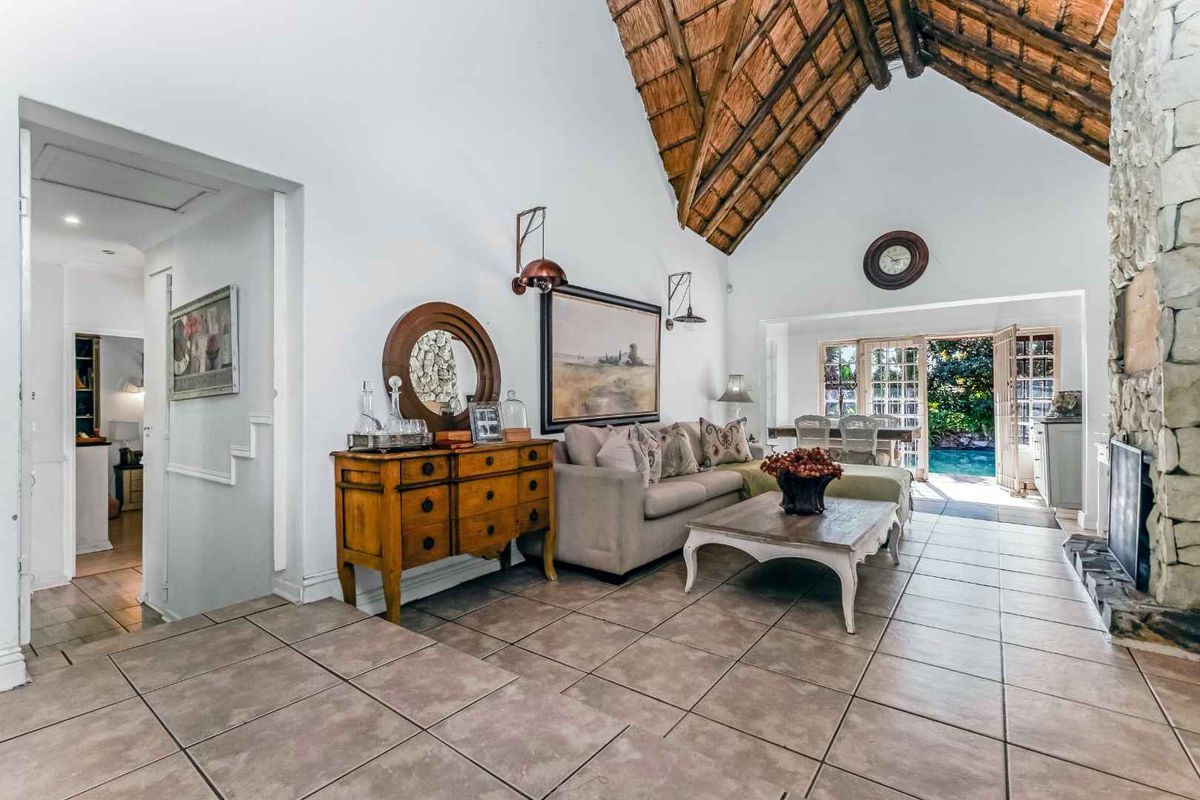 A FABULOUS FEELING FAMILY HOME, SITUATED IN A PRIME LOCATION IN THE QUiET PART OF DOUGLASDALE - Photo 2