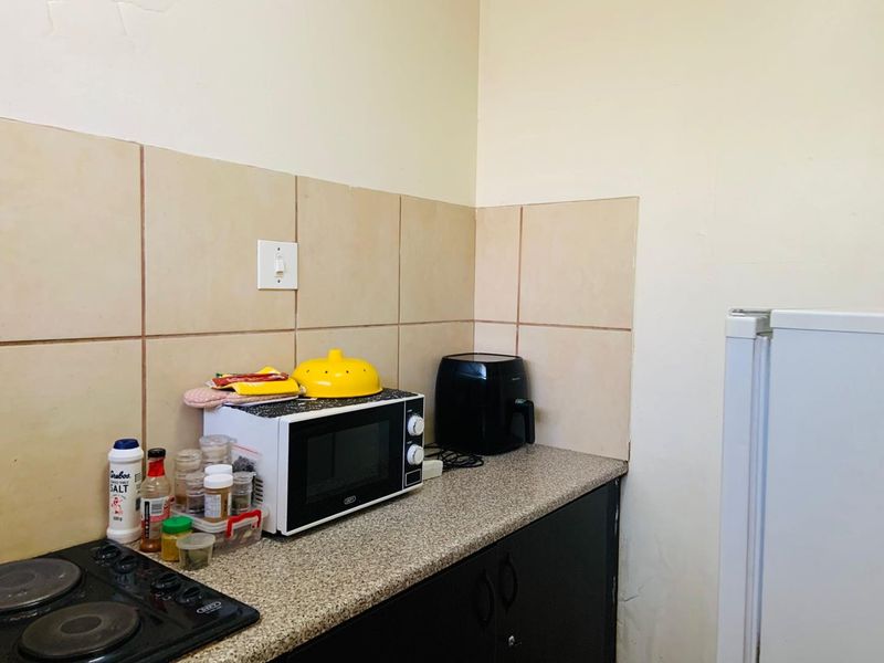 **Spacious 2 Bedroom Apartment for Shared Living** - Photo 8