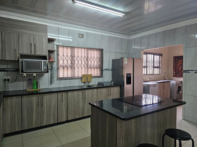 Welcoming Four Bedroom Family Home in Empangeni - Photo 2