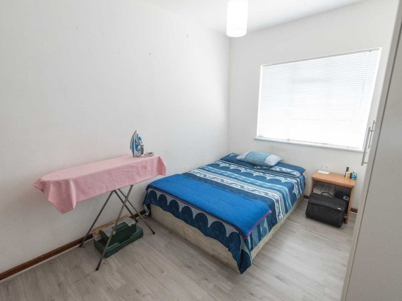 2 bed apartment with enclosed balcony. - Photo 6