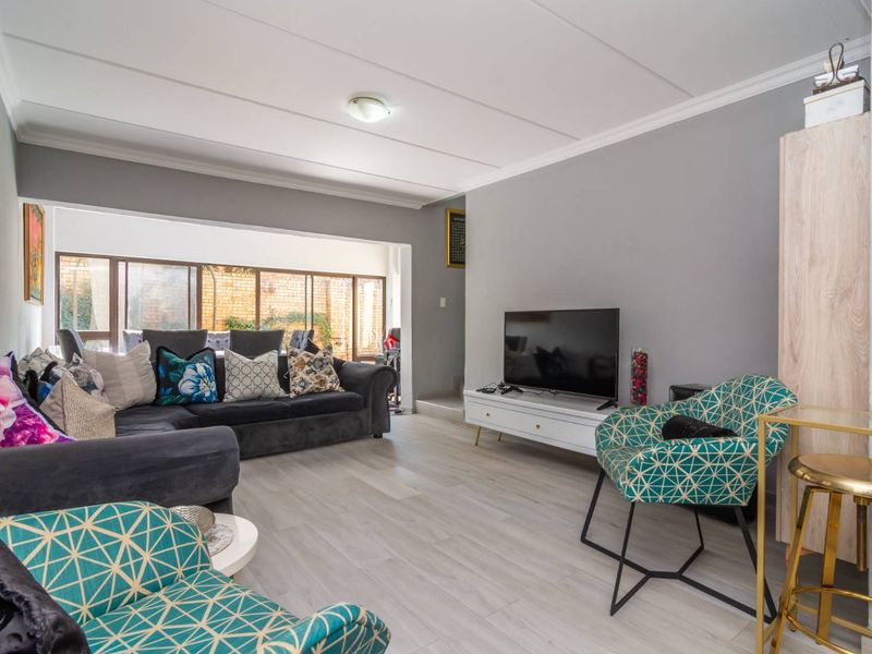 Family friendly estate in a prime location, close to schools, shops, and more!" - Photo 2