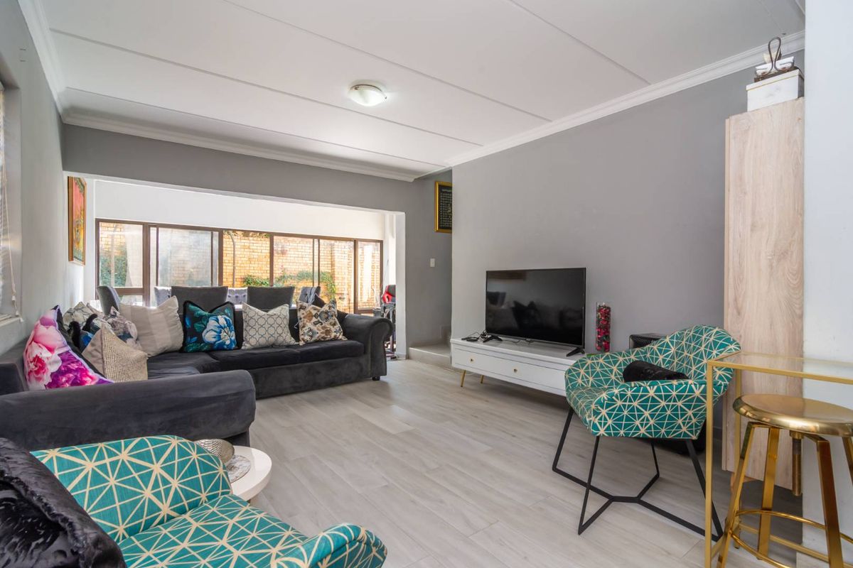 Family friendly estate in a prime location, close to schools, shops, and more!" - Photo 2