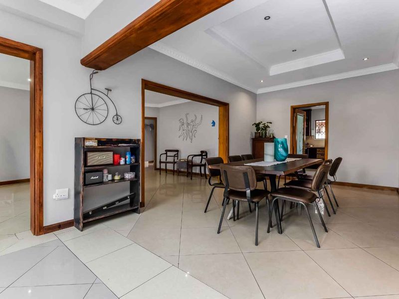 SPACIOUS ENTERTAINER FAMILY HOME IN A QUIET AND CONVENIENT BOOMED LOCATION - Photo 4