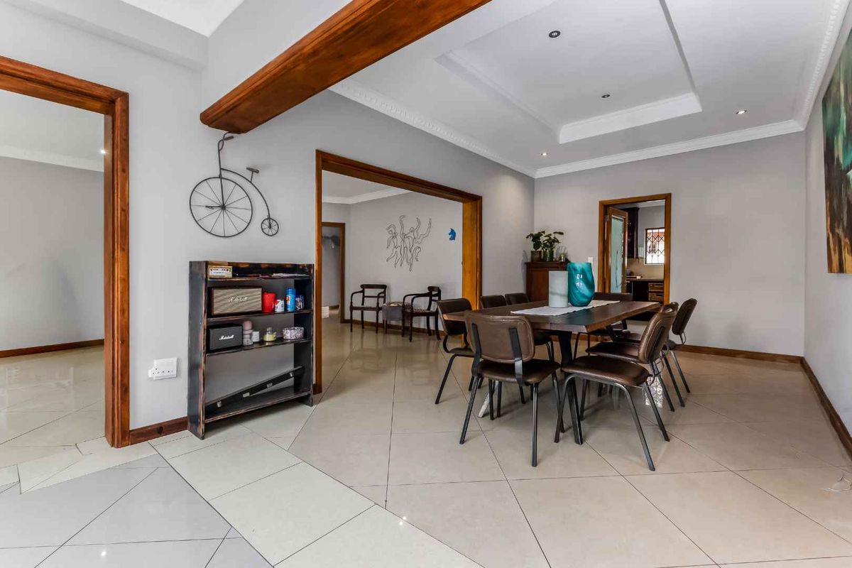 SPACIOUS ENTERTAINER FAMILY HOME IN A QUIET AND CONVENIENT BOOMED LOCATION - Photo 4