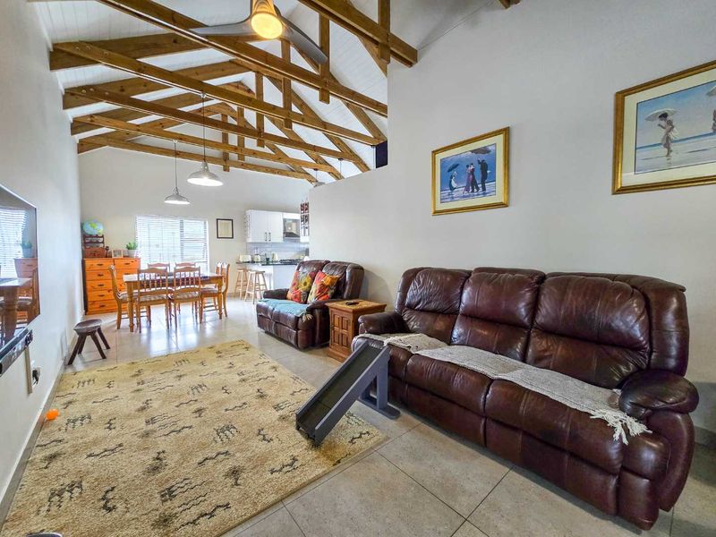The perfect lock-up-and-go property for sale in Stilbaai-Wes. - Photo 6
