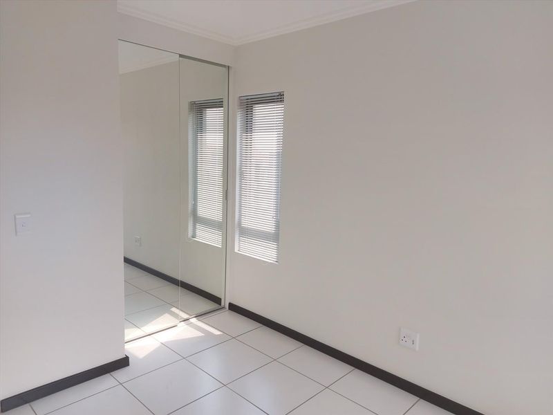 Modern One Bedroom Penthouse Apartment. - Photo 8